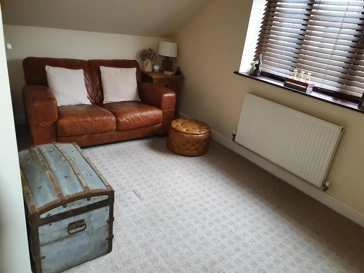 Cosy Village Apartment In Nottingham With Parking