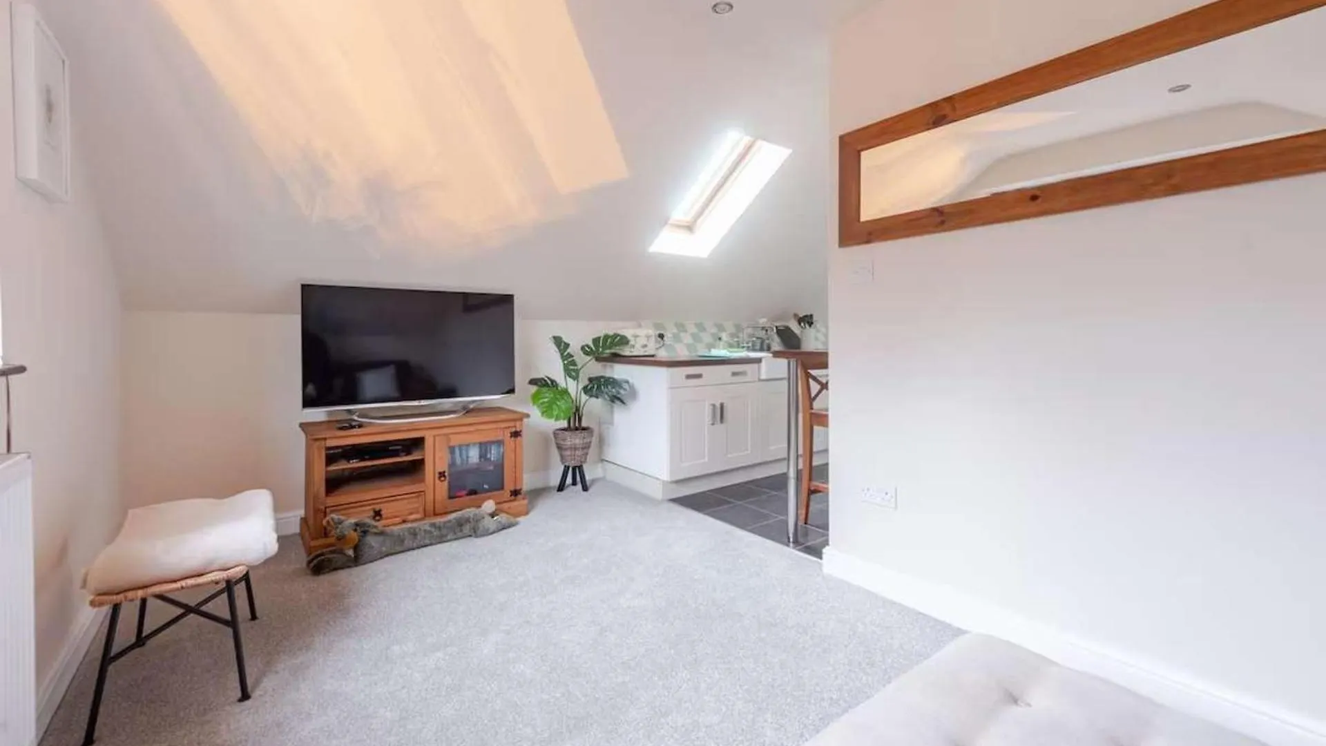 Cosy Village Apartment In Nottingham With Parking